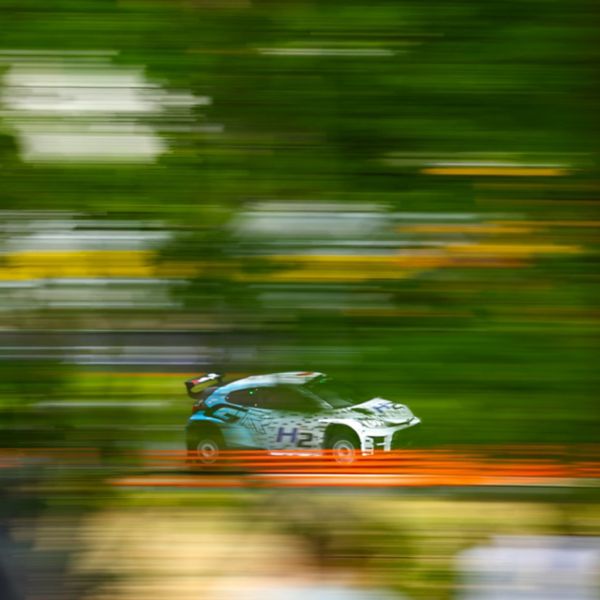 Toyota waterstofrallyauto exterieur dynamisch rechter zijaanzicht