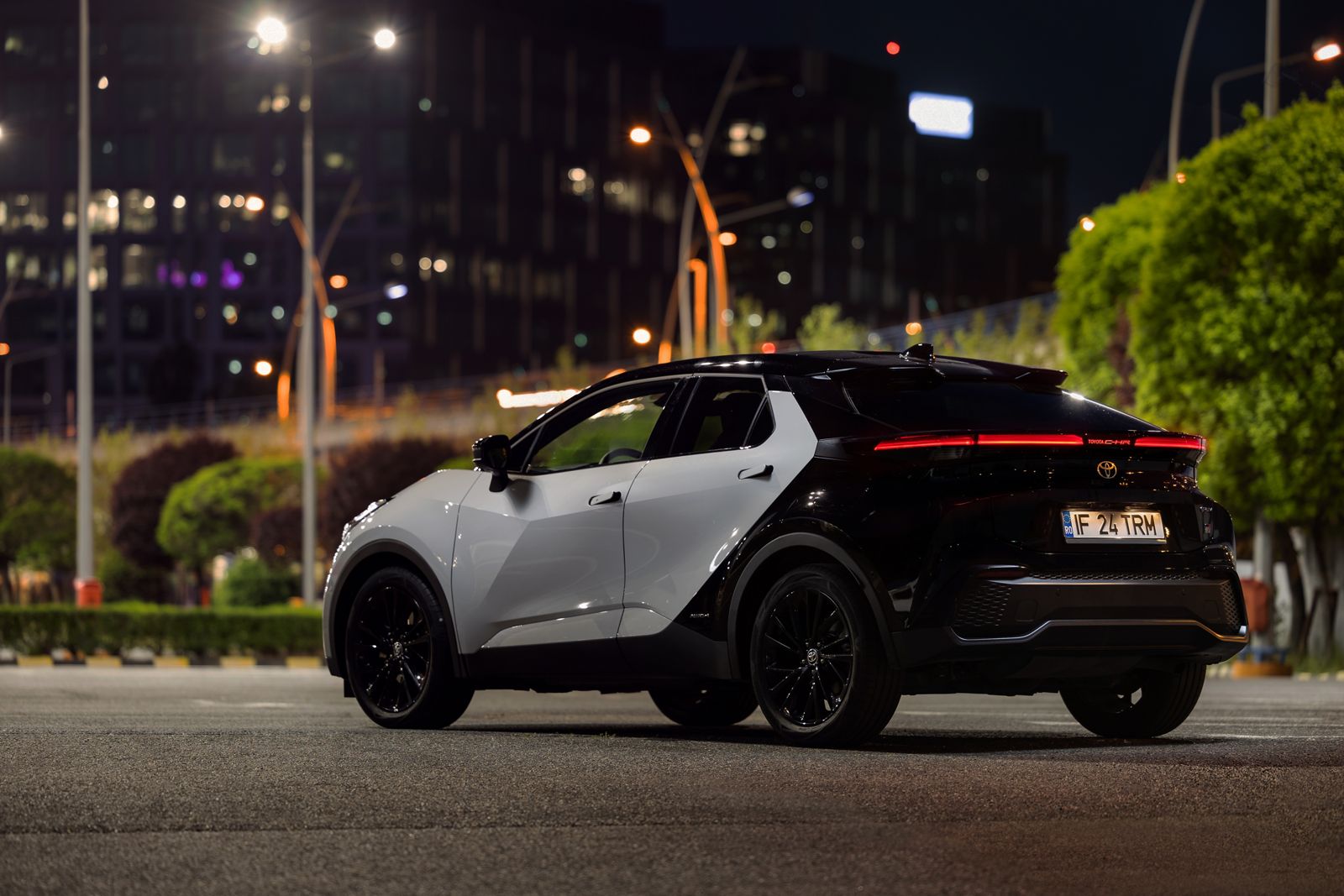 Toyota C-HR exterior, vazut din lateral
