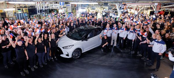 Homme et femme sur l'assemblage d'une Yaris