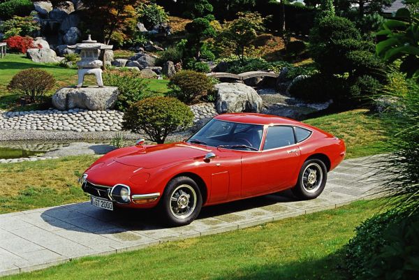 Toyota 2000GT malli punainen historiallinen