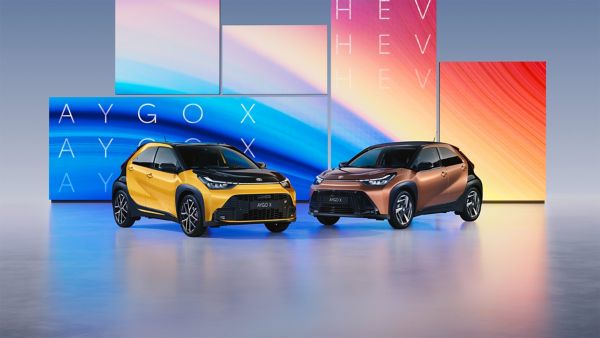 Aygo X Hybrid in een kleurrijke studio