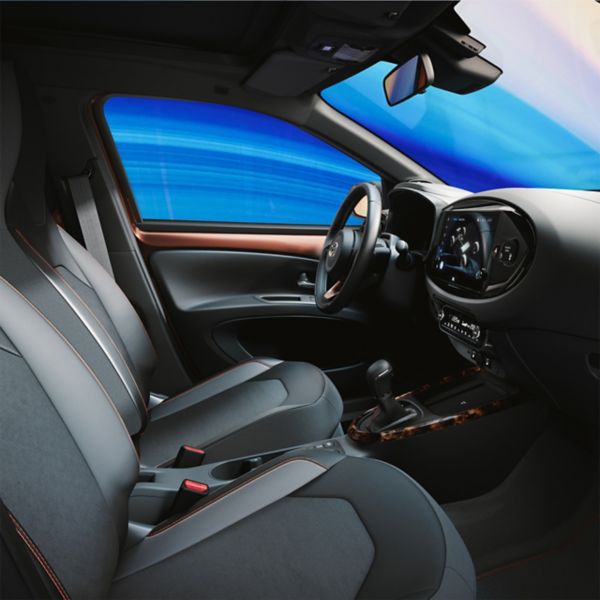 Het interieur van de Aygo X Hybrid