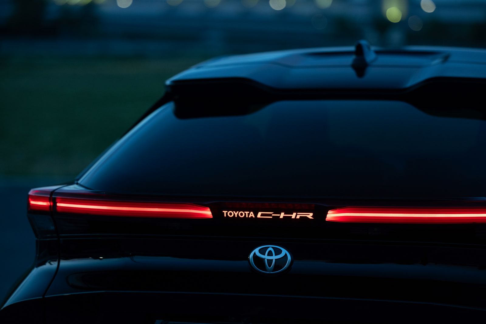 O persoana sprijinita pe Toyota C-HR