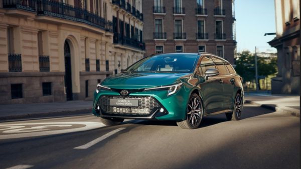 синьозелена Corolla TS паркирана пред гараж