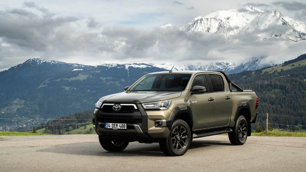 Dağlık bir alanda Toyota Hilux