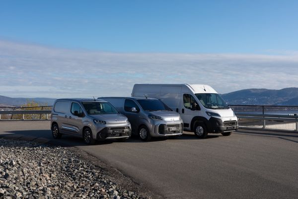 Proace City EV, Proace EV og Proace Max EV står oppstilt