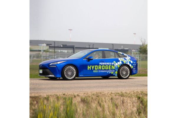 Toyota Mirai na lotnisku w Edmonton