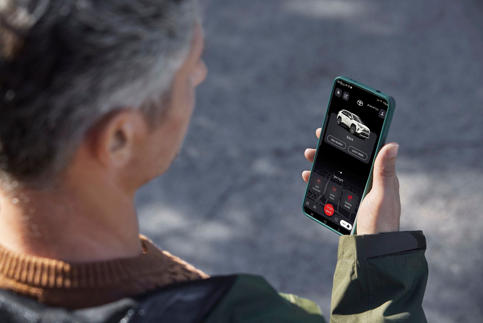 An owner check his hybrid coaching app from their smartphone