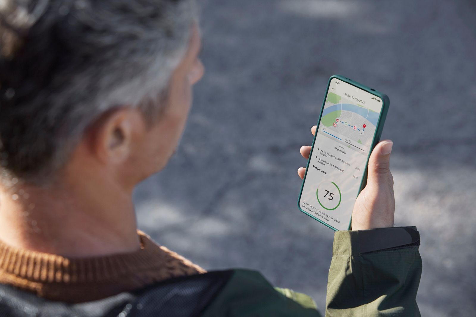 Fahrer nutzt die Smartphone-App Hybrid Coaching