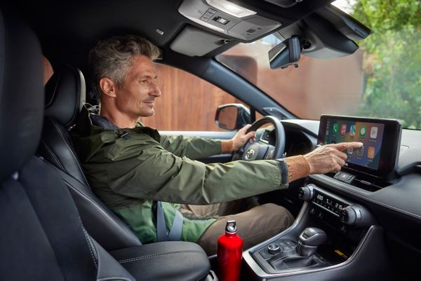 אדם נוסע ברכב טויוטה ליסינג