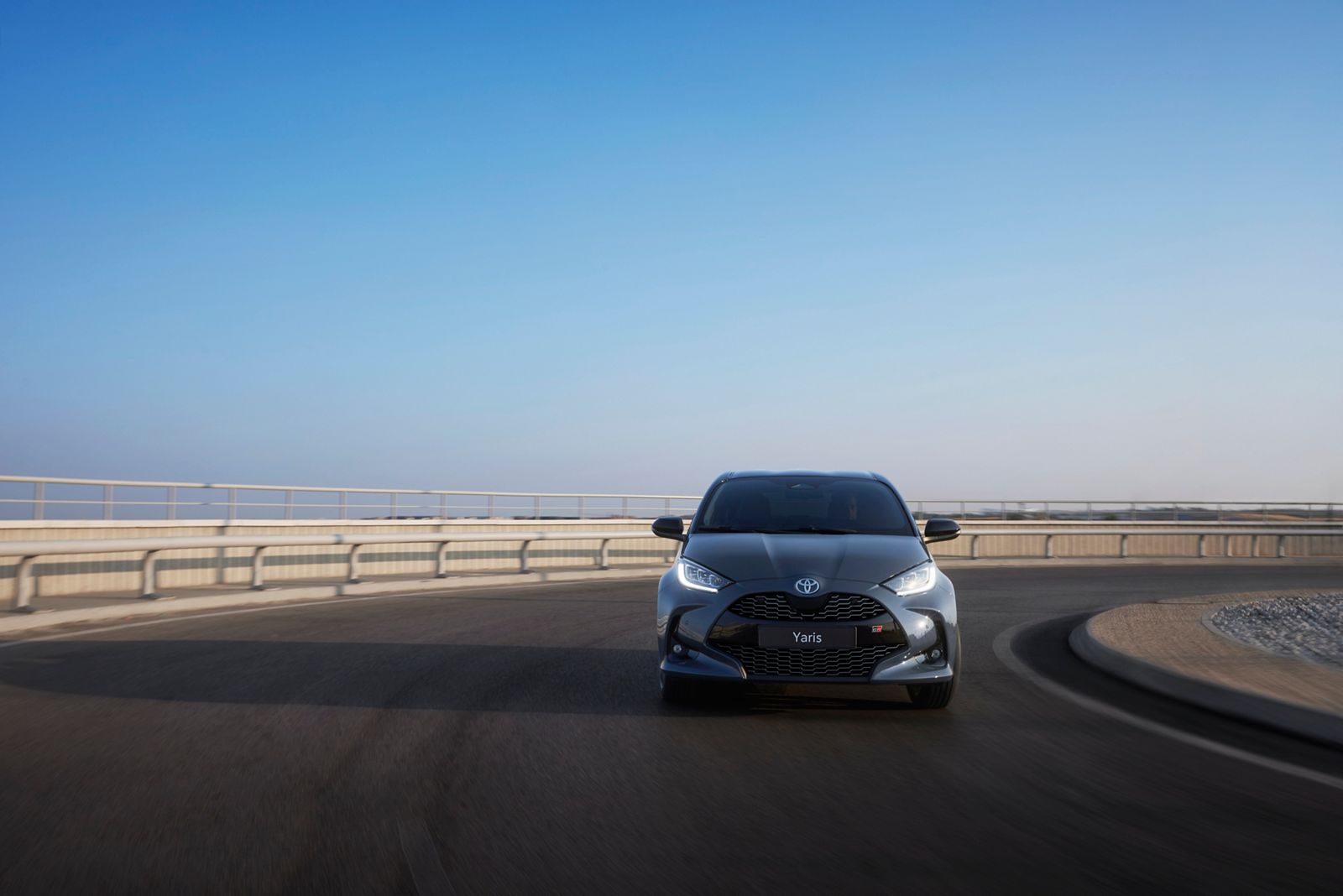 Der Yaris nimmt souverän eine Kurve.