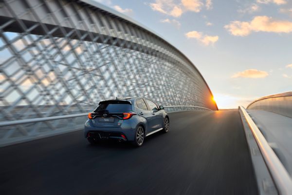 Toyota Yaris rijdt over een brug