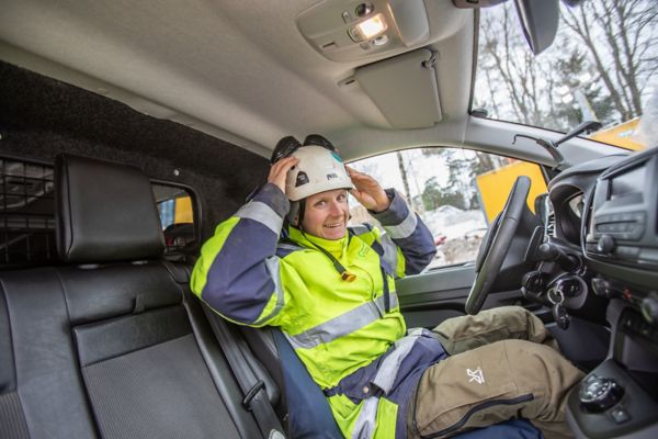 Toyota Proace ja Otaniemi-Keilaniemi työmaalohkon aluevastaava Mikko Illikainen