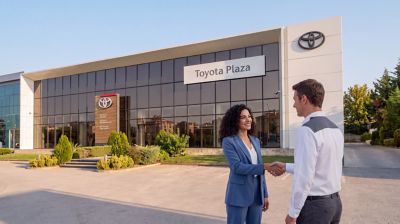 Toyota servisinin önünde park halindeki aracına doğru yürüyen adam