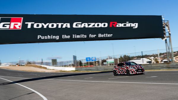 Toyota Yaris GR exterieur driekwart linksvoor circuit