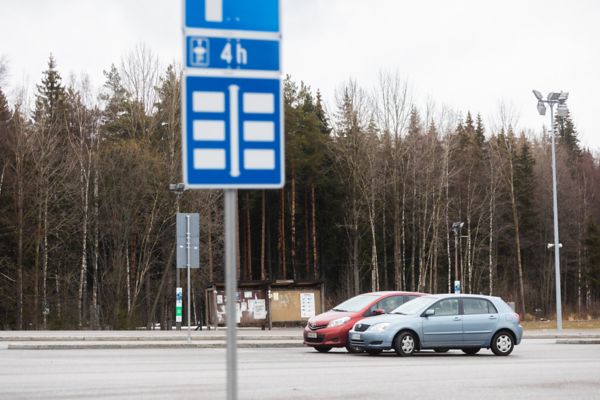 Toyota-kuskit Leila Valtonen ja Marjukka Leiwo kahvittelevat autojensa suojissa.