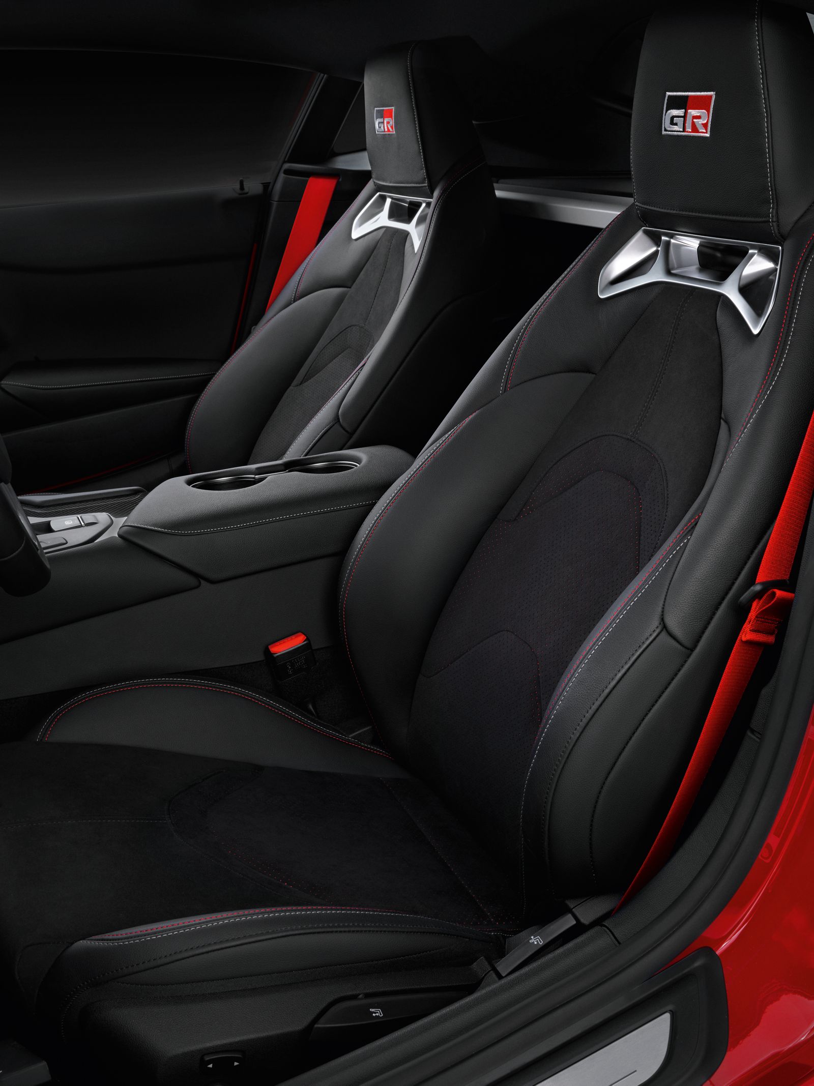 O interior centrado no desempenho do GR Supra, completo com um banco de condução com apoio