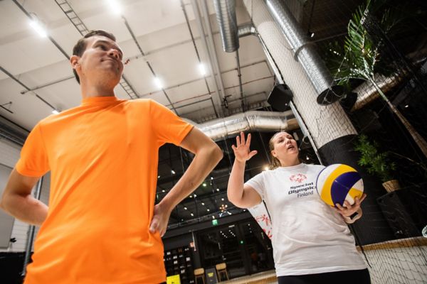 Unified-urheilu, beach volley Tomi Kallionpää ja Päivi Pohjalainen