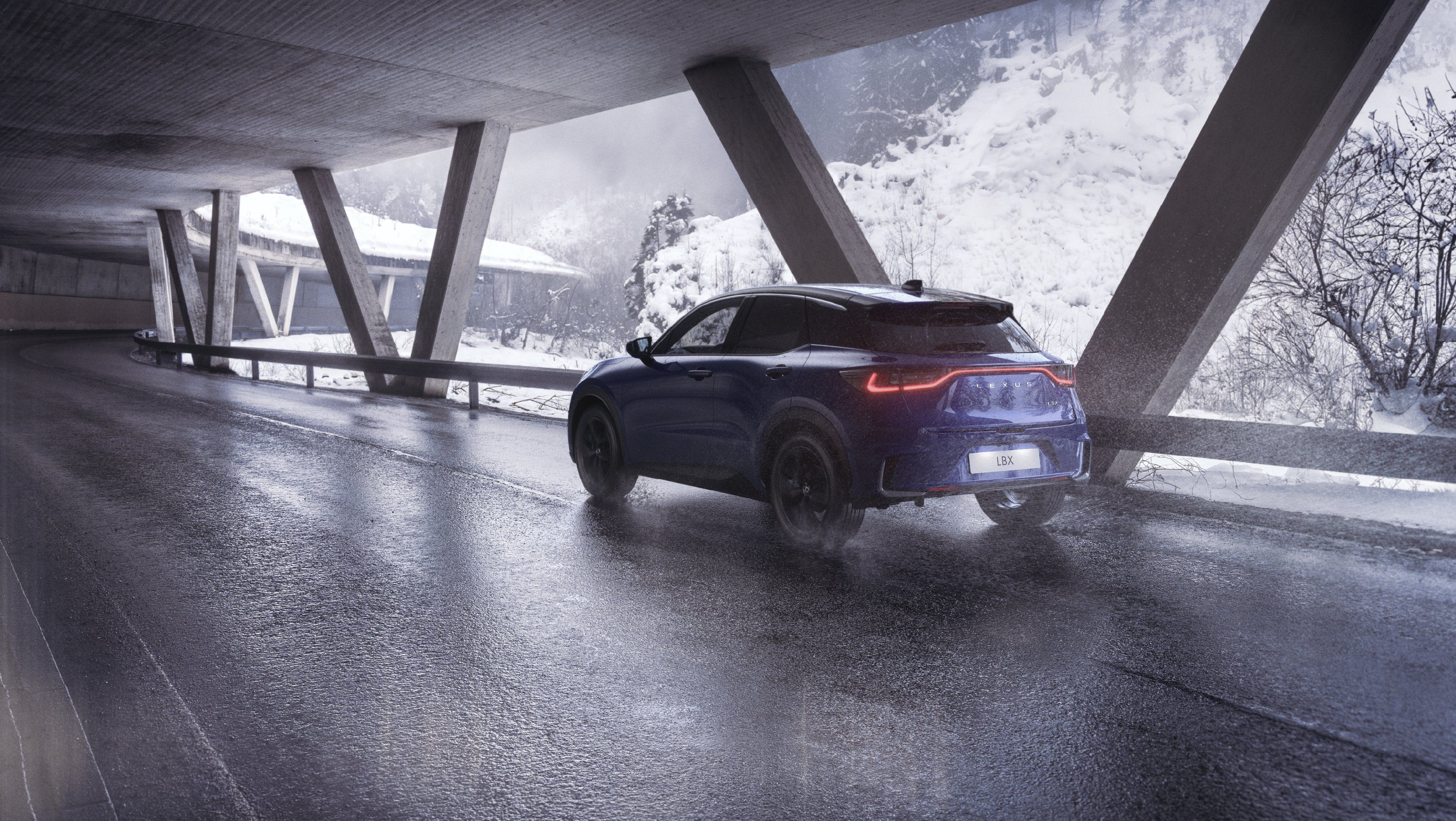 vista de trás de um automóvel Lexus num ambiente de neve