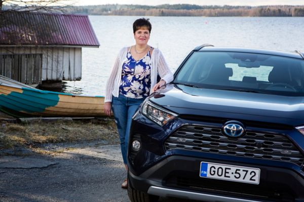 Tuula Ahola ja Toyota RAV4 Hybrid