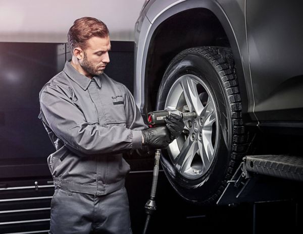 Mechanik pracujący nad Lexusem
