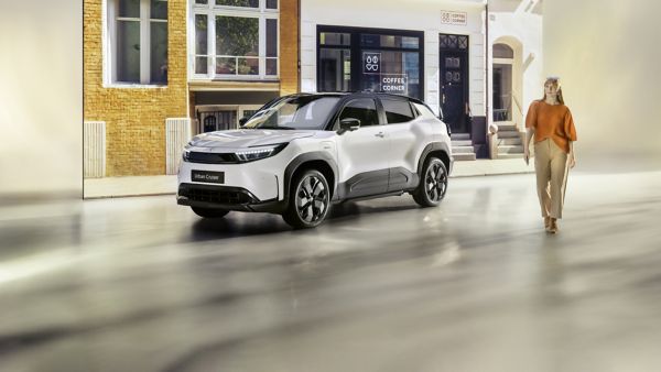 Ein Besitzer und sein Toyota Urban Cruiser in einem Café im Stadtzentrum.