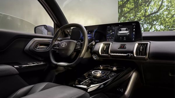 Innenraum des Toyota Urban Cruiser mit digitalem Cockpit und großem Infotainment-Display – hochwertiges Interieur, modernes Design mit Android Auto & Apple CarPlay, Fahrerlebnis auf neuem Level.