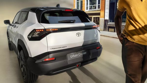 Heckansicht des Toyota Urban Cruiser mit LED-Rückleuchten – elegantes Design trifft auf Alltagstauglichkeit, urbanes SUV für moderne Ansprüche, Hybrid-Fahrzeug im Stadtbild.