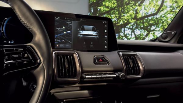 Multimedia-Display im Toyota Urban Cruiser zeigt Navigation und Fahrzeuginformationen – modernes Infotainment-System mit Apple CarPlay und Android Auto für smarte Konnektivität im Cockpit.