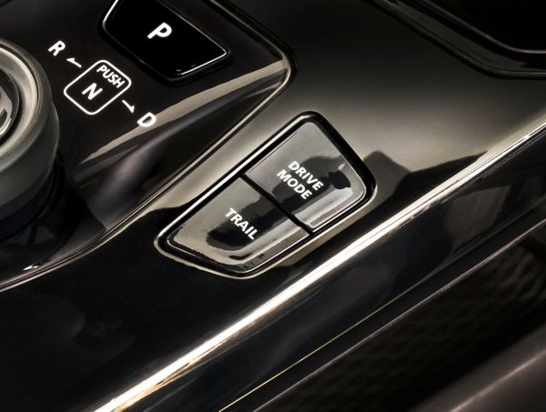 Les principales commandes de conduite de l'Urban Cruiser et le bouton AWD.