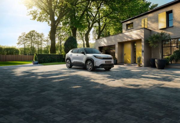 Witte Toyota Urban Cruiser voor een huis