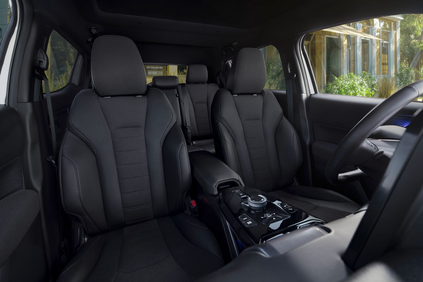 Toyota Urban Cruisers interiør som viser forsetene og en elegant midtkonsoll.