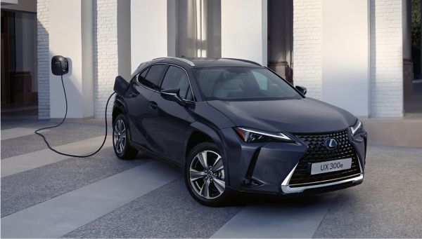 Lexus UX beim Laden