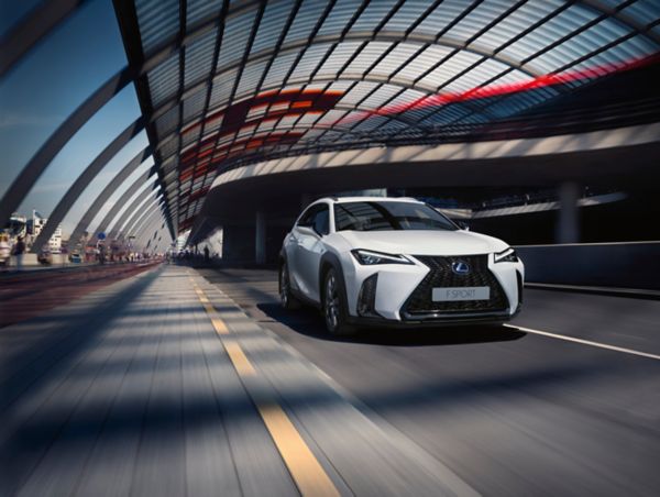 Vooraanzicht van een grijze Lexus UX 250h