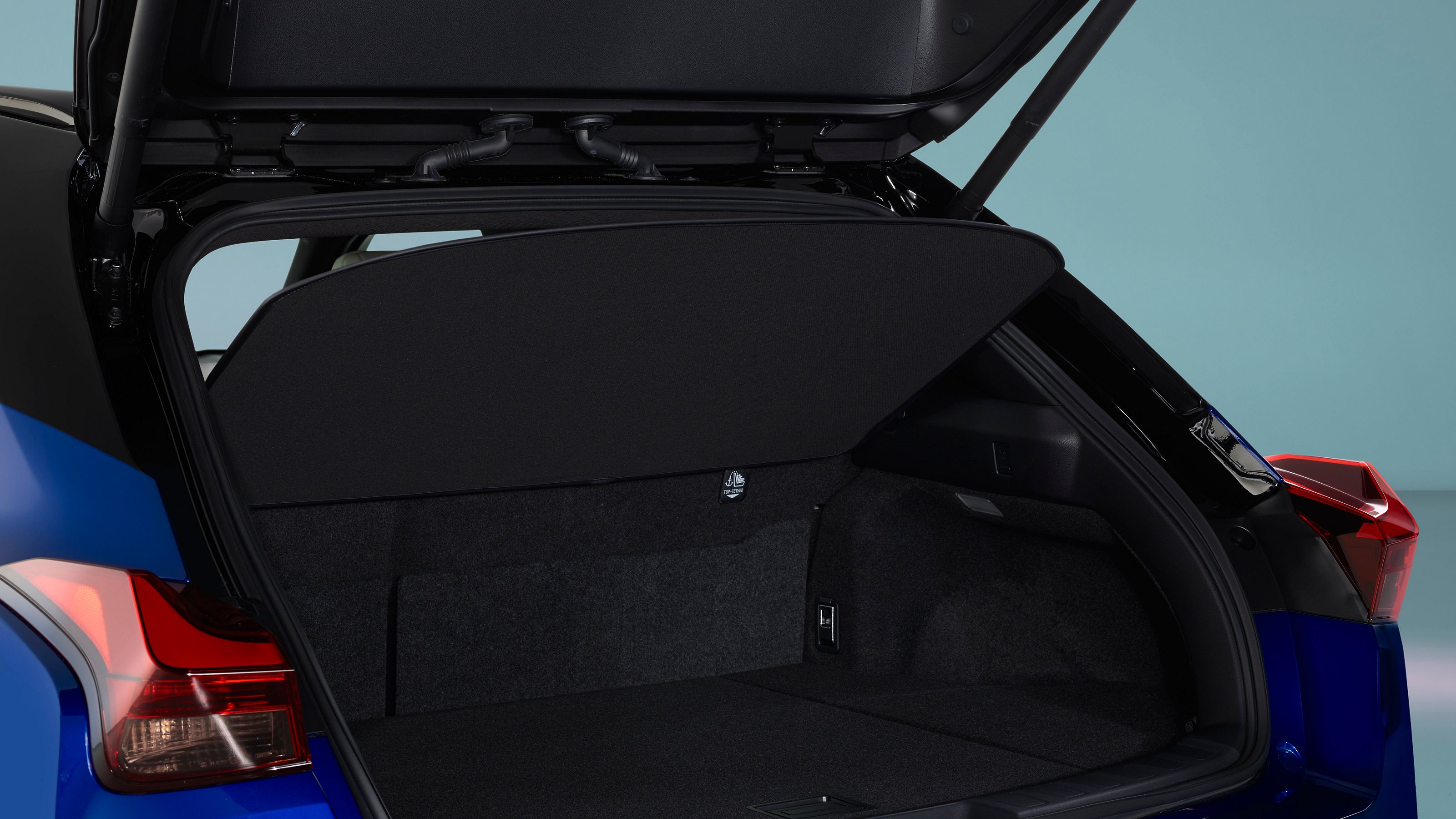 Kofferbak staat open van een Lexus UX