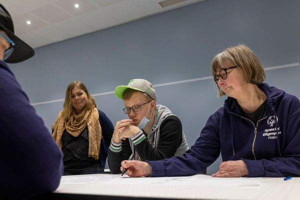 Toyota Finland Oy:n Mia Meinander sekä jalkapalloilija Dari Dejev ja Special Olympics -johtoryhmän puheenjohtaja/Special Olympics -urheilijan äiti Riikka Pyykkö.