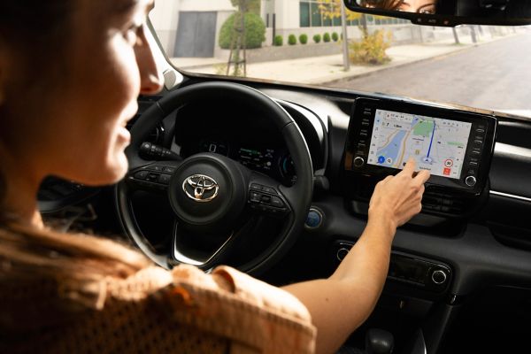 Vrouw bedient navigatie in Toyota