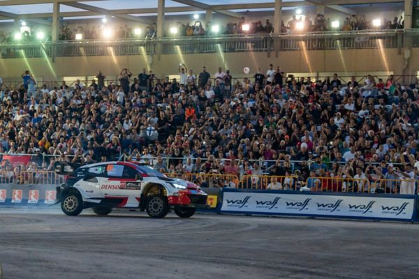 υπερεδική του Rally Acropolis στην πλατεία νερού