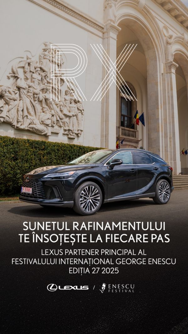 Lexus RX in fata Ateneului Roman