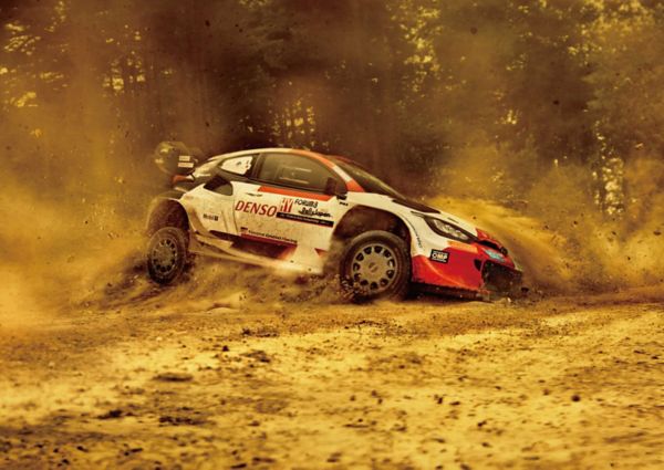 Çamurlu bir alanda Toyota ralli aracı