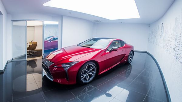 Salon lexus Wrocław wnętrze
