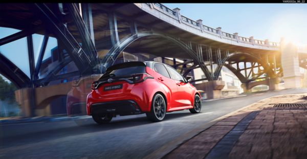 Toyota Yaris Hybride rouge rue