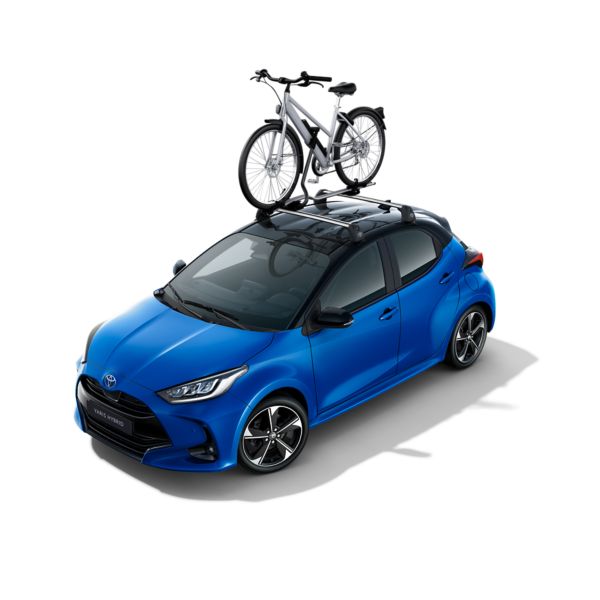 Toyota Yaris met een fietsendrager en fiets op het dak