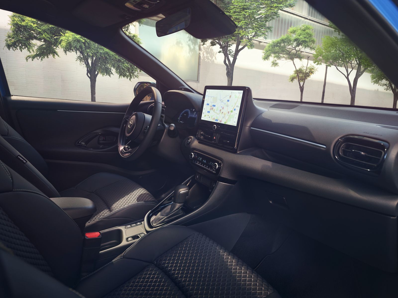 Interieur van de Toytota Yaris met groot infotainment scherm