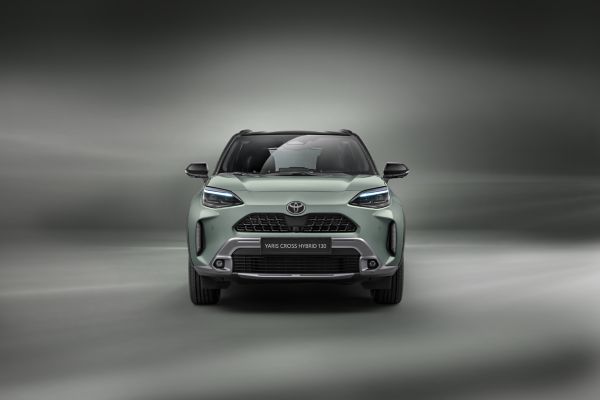 преден кадър на небесносин Yaris Cross Hybrid