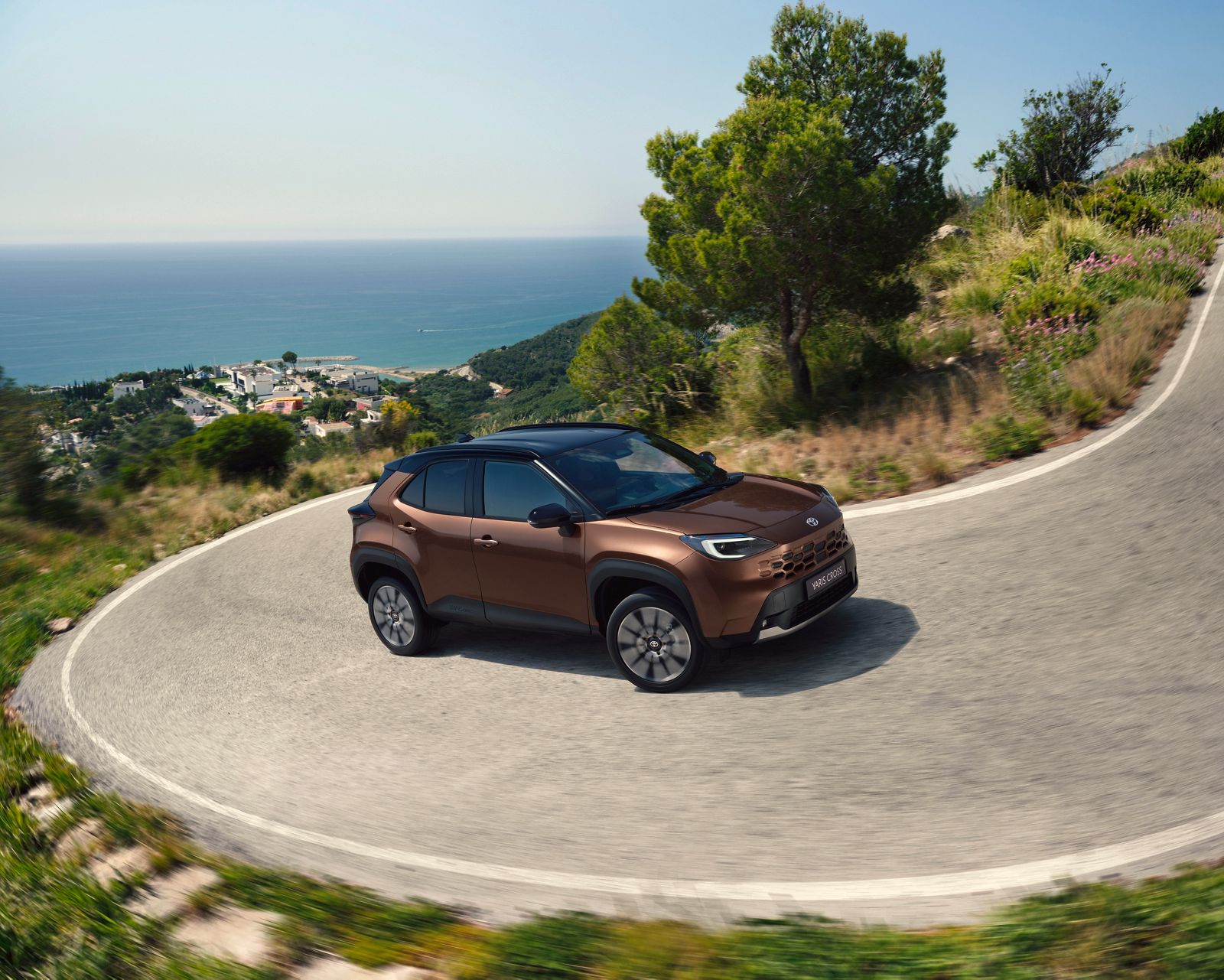 Ein Yaris Cross fährt durch die Stadt