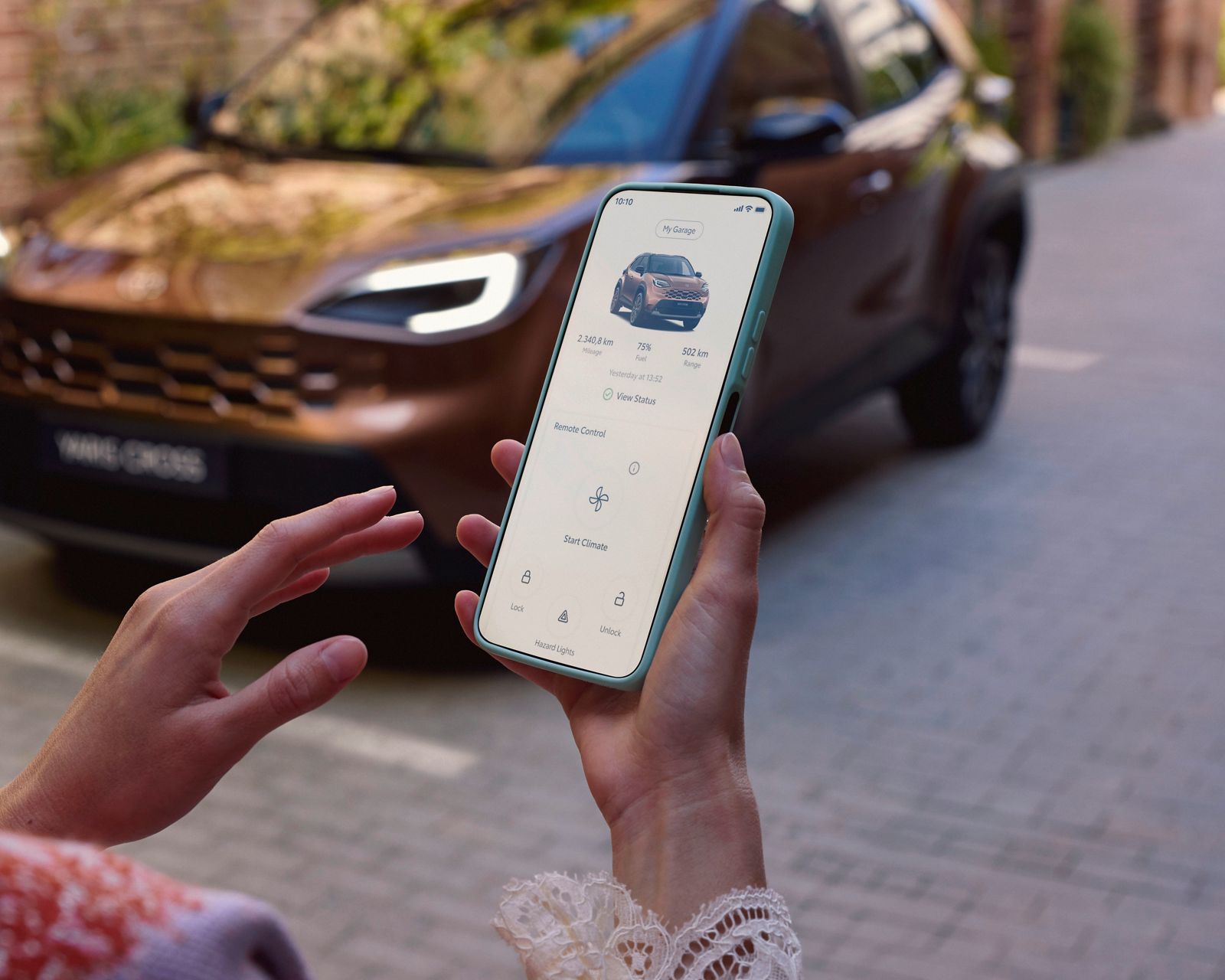 Ein Yaris Cross Fahrer verwendet die MyToyota App