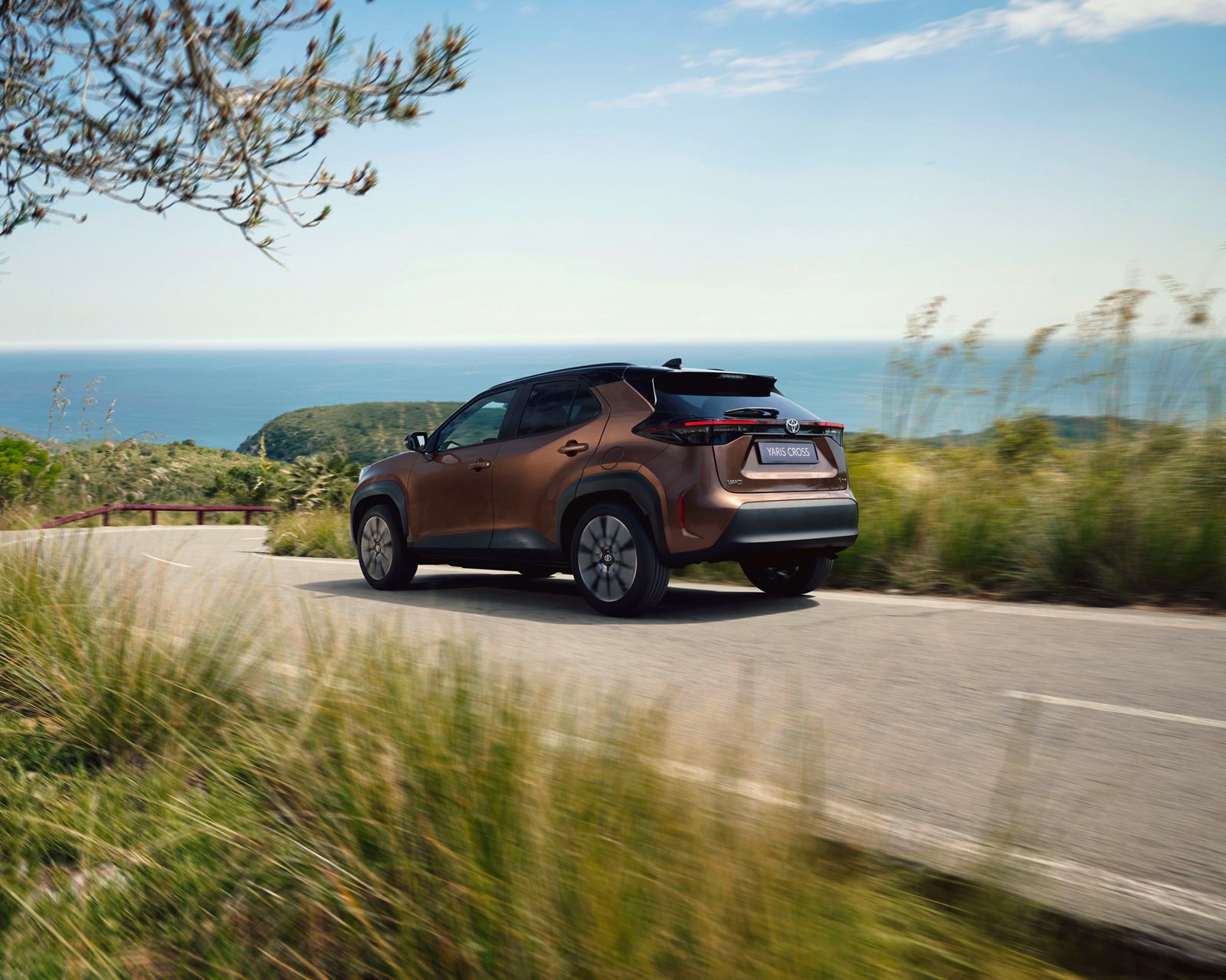 Der Yaris Cross fährt durch eine Landschaft