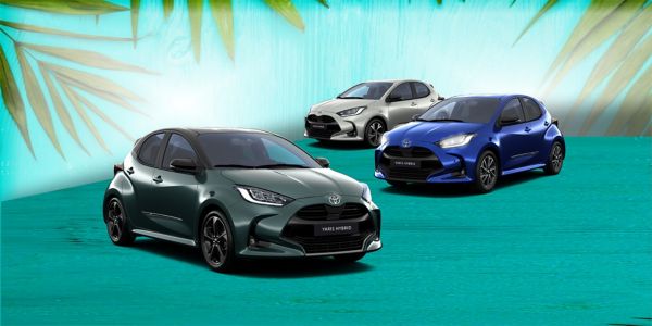 Drei Toyota Yaris Hybrid Modelle in verschiedenen Farben vor sommerlich-tropischem Hintergrund – umweltfreundliche Kompaktwagen, modernes Design, ideal für die Stadt und den urbanen Lifestyle, Hybridtechnologie kombiniert mit Fahrspaß.
