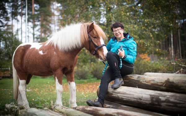 Katri Heikkilä ja islanninhevonen Sohvi